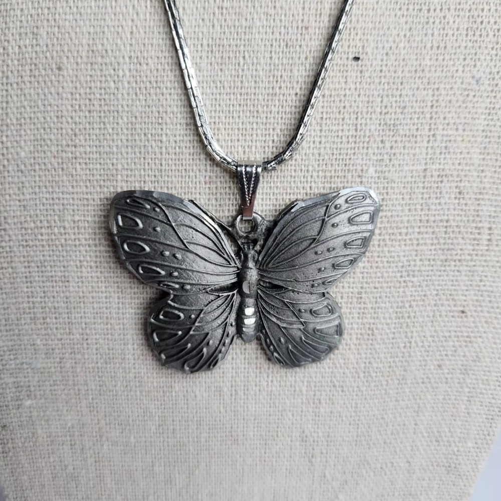 Vintage Pewter Butterfly Pendant Necklace Silver Tone 18” Chain Nature Jewelry